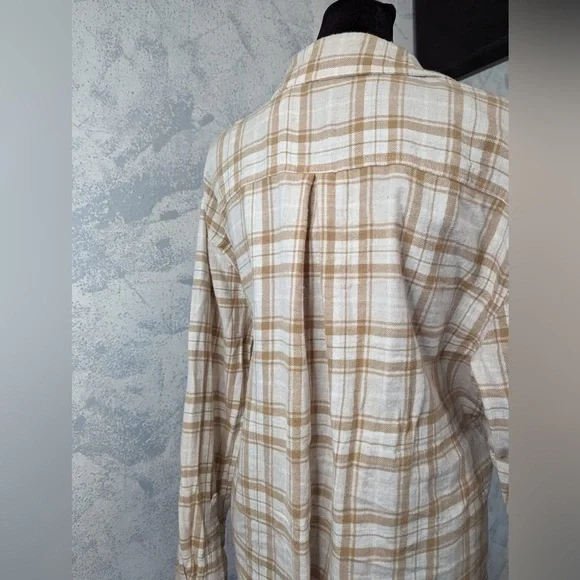 Old Navy Pleated Tan Long Sleeve Boyfriend Shirt size L - Picture 4 of 8